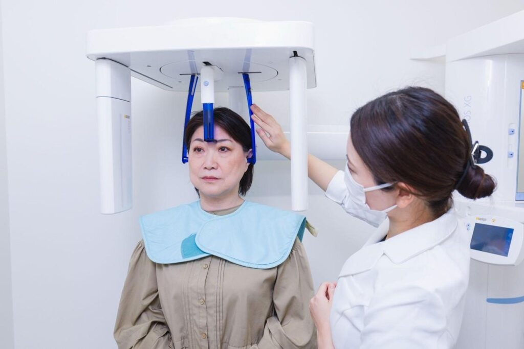 歯科医院で大人の患者が治療を受けている様子