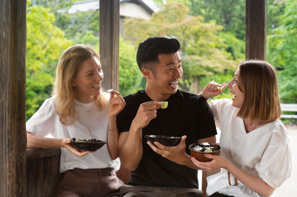 スナック菓子を食べる人のイメージ