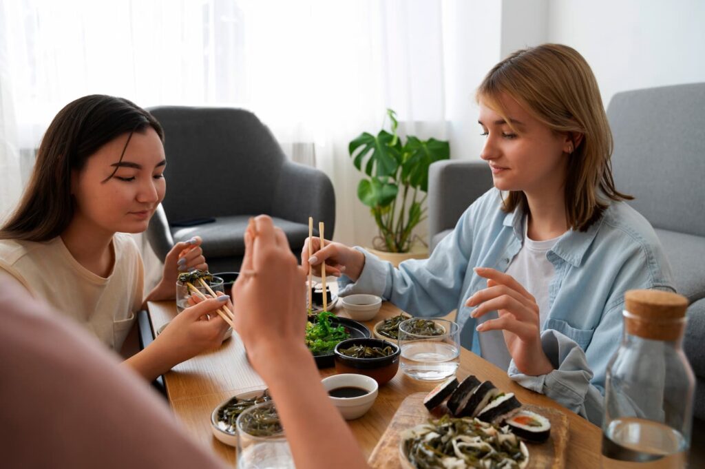 自宅で食事をとる女性の横顔