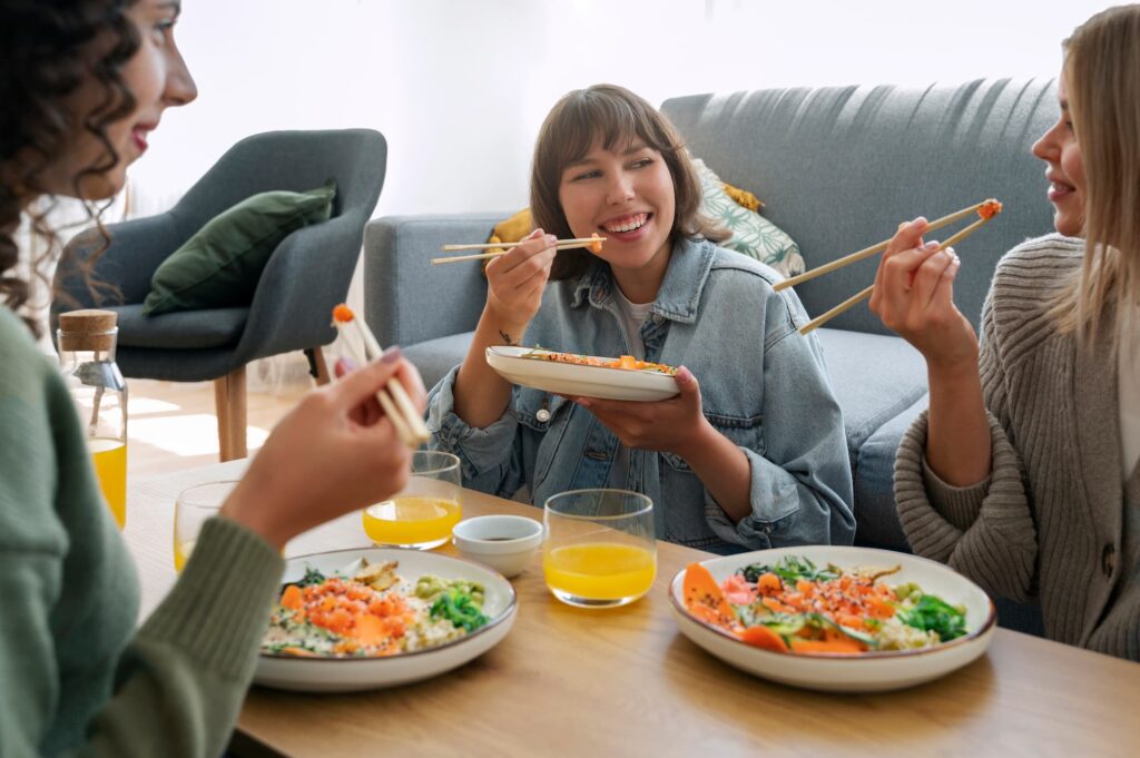 食事を楽しむ人のイメージ