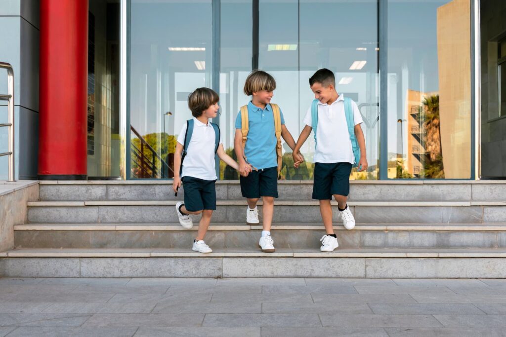 学校で過ごす子どもたち